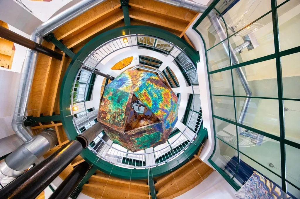 Watertoren, Breda: Het interieur van de watertoren, met zicht omhoog langs de galerijen