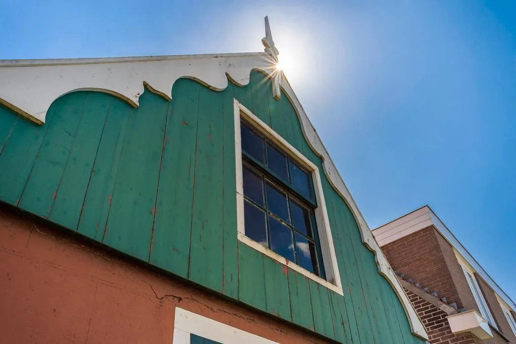 Zaanse houten huizen, Zaandam: Een groene houten topgevel, van onderaf gezien