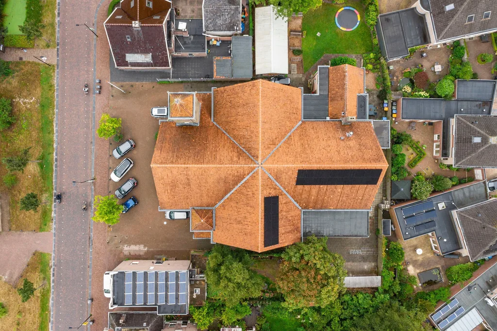 Zuiderkerk met pastoriewoning, Assen: De kerk en de pastoriewoning vanuit de lucht, tussen de huizen van Assen