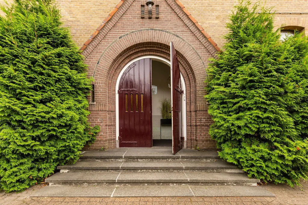 Zuiderkerk met pastoriewoning, Assen: Het portaal onder de bakstenen boog