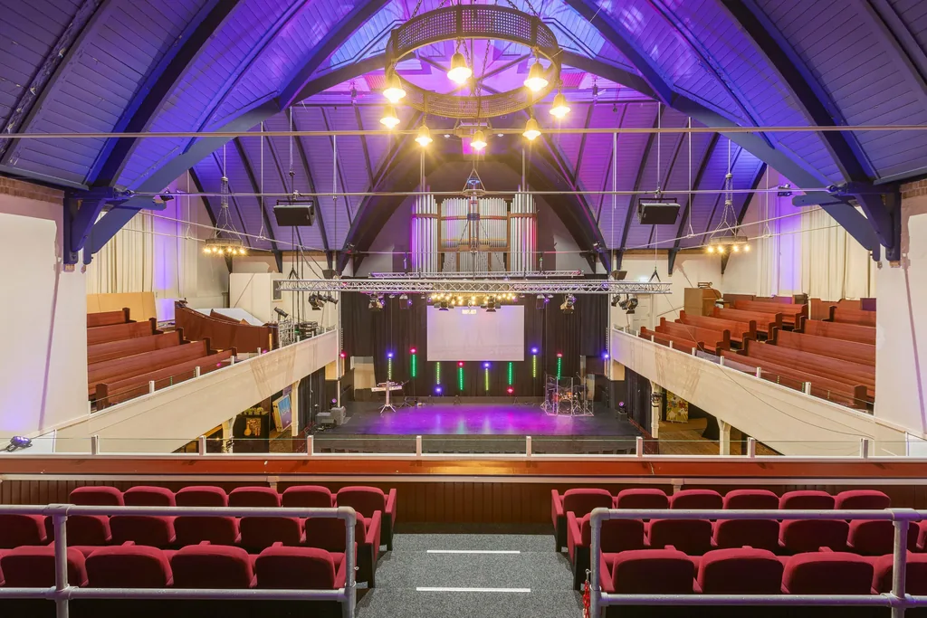 Zuiderkerk met pastoriewoning, Assen: De kerkzaal met de kroonluchters onder de kap